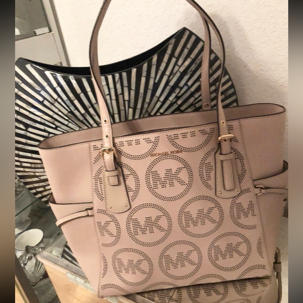 Michael Kors Voyager Tote in Blush /Pink EUC - Picture 2 of 9